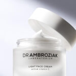 Light Face Cream – krem nawilżający z witaminą C i kwasem hialuronowym do skóry suchej - obrazek 3