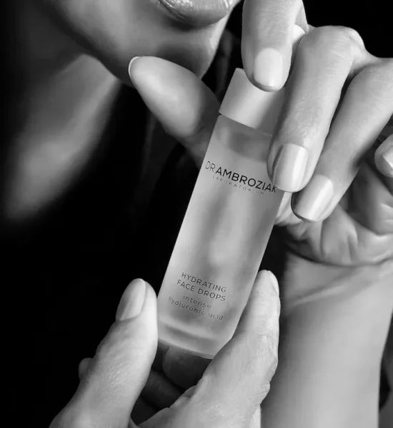 kobieta trzyma w rękach serum