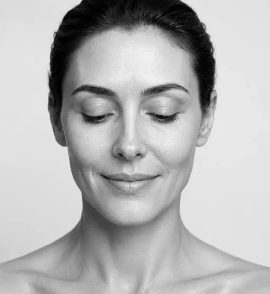 uśmiechnięta pani patrzy w dół